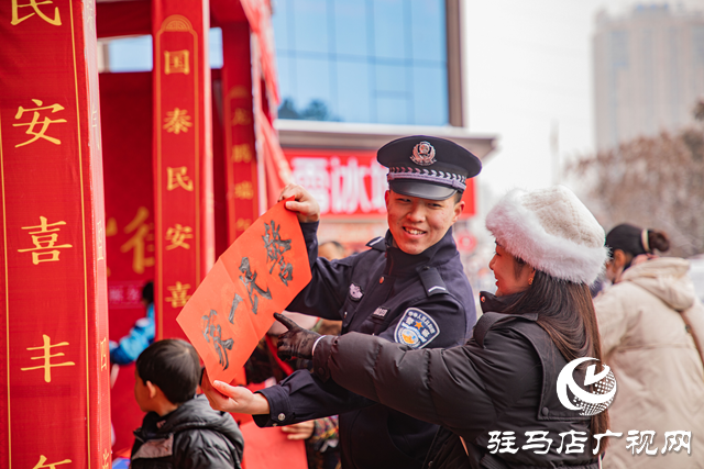 迎新納福贈春聯 反詐防范護平安