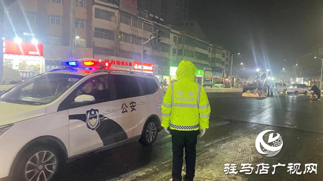 平輿交警聯合城管部門晝夜奮戰開展清雪融冰工作