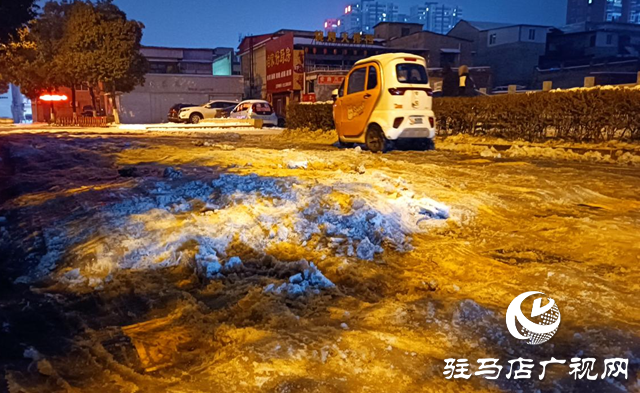 駐馬店交警：雪夜執勤保暢通