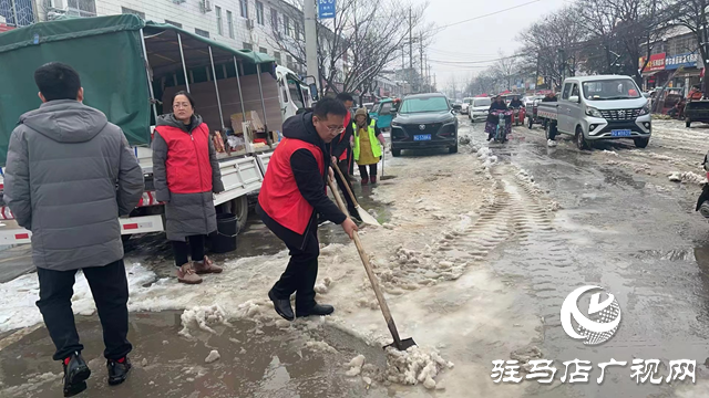 平輿縣辛店鄉：清掃冰雪保平安道路暢通暖人心