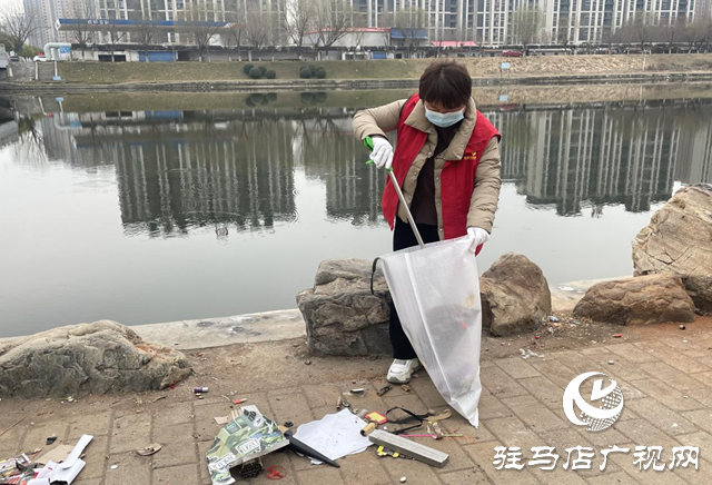 駐馬店練江河水務中心：清理河道垃圾 保護水清岸綠