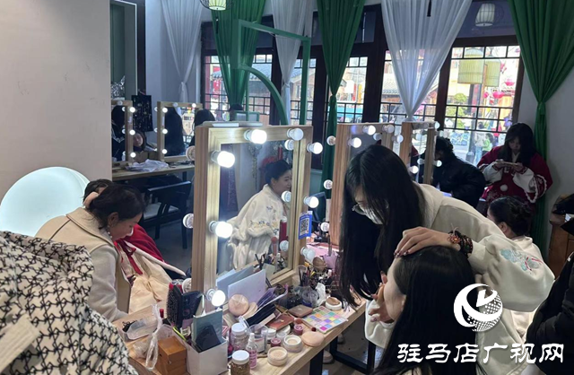 春節期間 駐馬店皇家驛站古裝店生意火爆