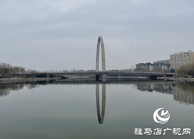 駐馬店練江河水務中心：清理河道垃圾 保護水清岸綠