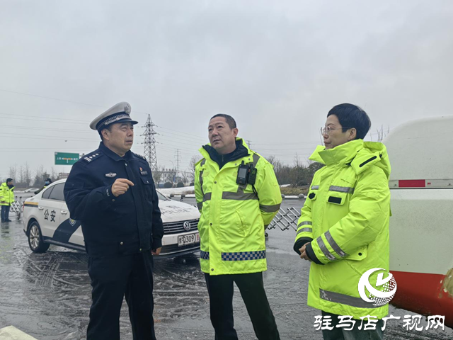 除雪化冰，警車帶道!冰凍天氣駐馬店高速交警護航平安路