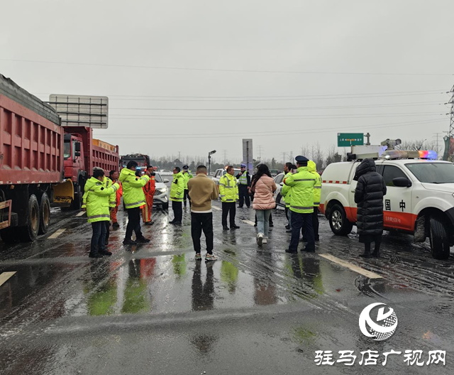除雪化冰，警車帶道!冰凍天氣駐馬店高速交警護航平安路