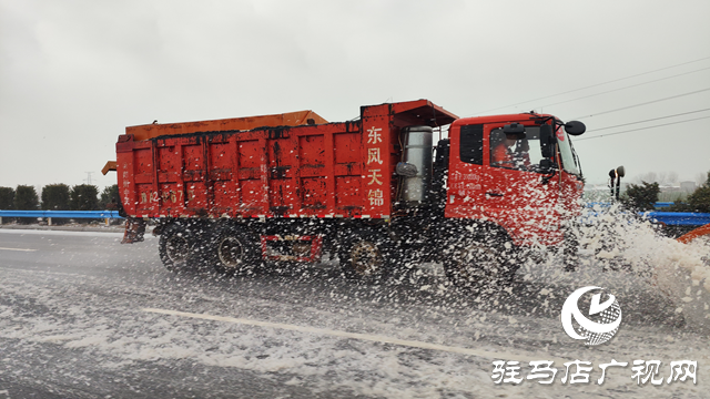 除雪化冰，警車帶道!冰凍天氣駐馬店高速交警護航平安路