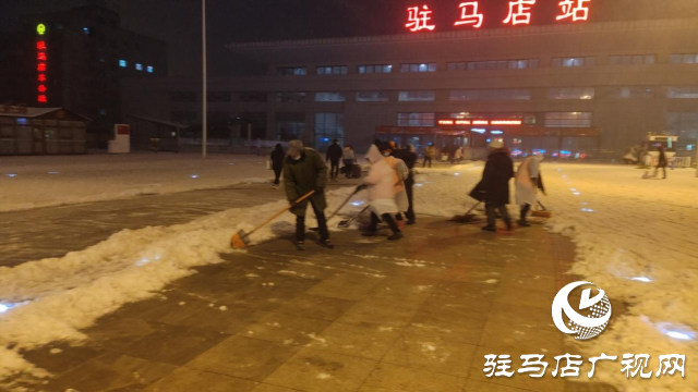 駐馬店驛城區城管局：人機結合除積雪 晝夜奮戰保暢通