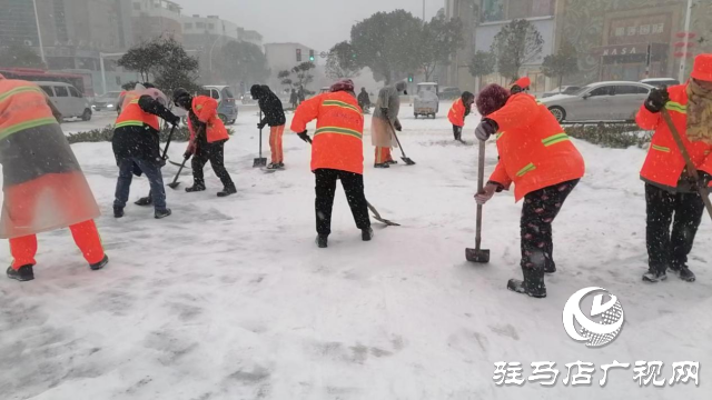 駐馬店驛城區城管局：人機結合除積雪 晝夜奮戰保暢通