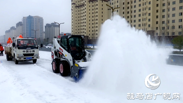 正陽縣公路事業發展中心緊急鏟冰除雪保暢通