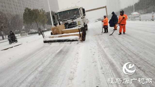 駐馬店驛城區城管局：人機結合除積雪 晝夜奮戰保暢通