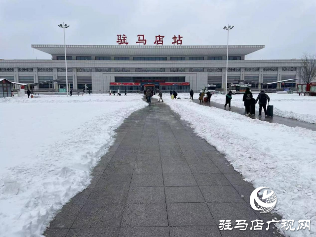 駐馬店驛城區城管局：人機結合除積雪 晝夜奮戰保暢通
