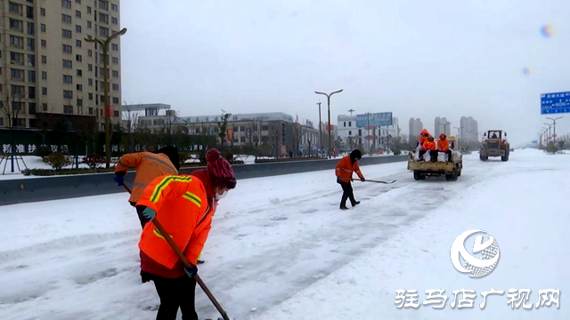 正陽縣公路事業發展中心緊急鏟冰除雪保暢通