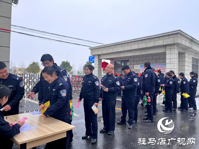 駐馬店市公安局城鄉一體化示范區分局：歡樂猜燈謎 喜慶鬧元宵