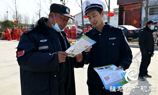 西平交警深化“美麗鄉村行”交通安全宣傳工作