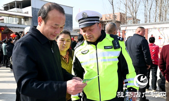 西平交警深化“美麗鄉村行”交通安全宣傳工作