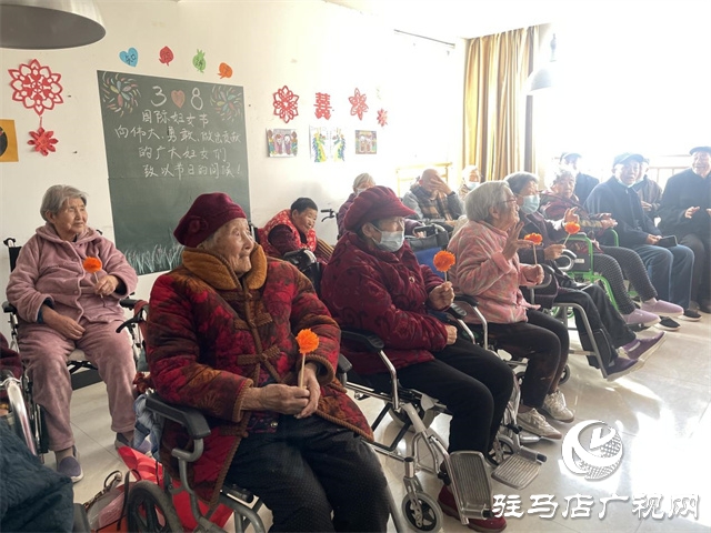 駐馬店公交公司志愿服務隊陪老人共度“三八”婦女節