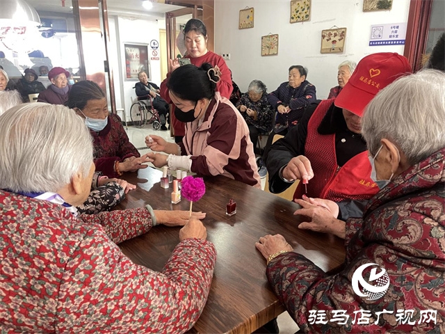 駐馬店公交公司志愿服務隊陪老人共度“三八”婦女節