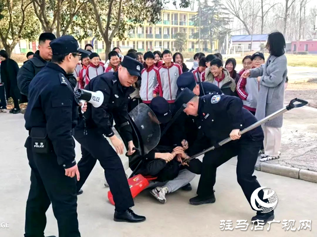 西平民警走進校園開展防暴恐聯合演練
