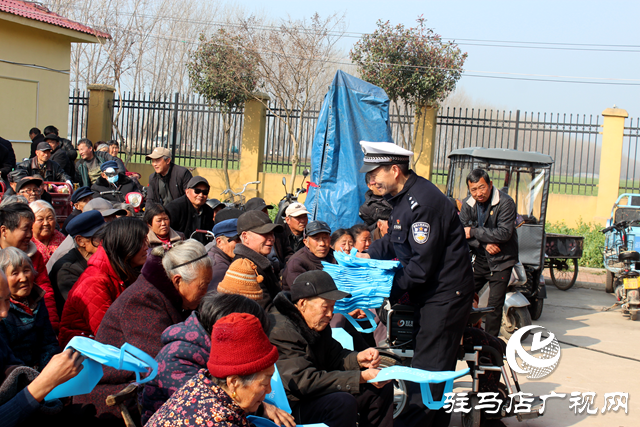 平輿交警組織“送電影下鄉”助力“美麗鄉村行”