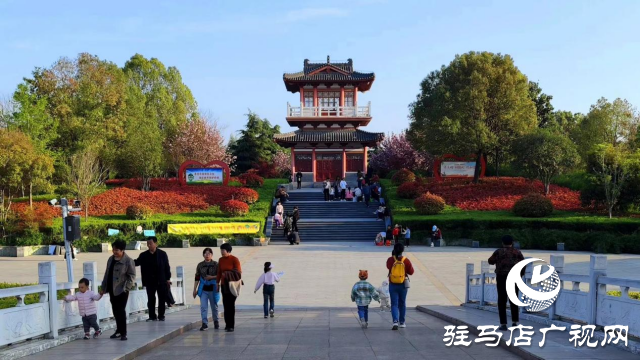 駐馬店：置地公園環境美如畫 市民愜意休閑園中游