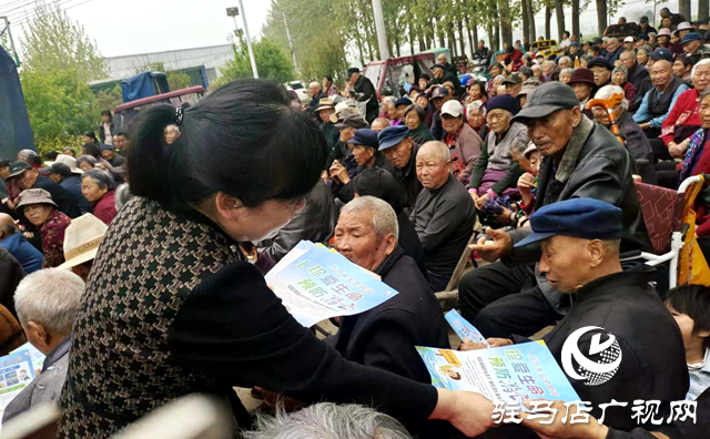 平輿縣辛店鄉平安辦聯合新時代文明實踐所利用“送戲下鄉”演出宣傳防溺水