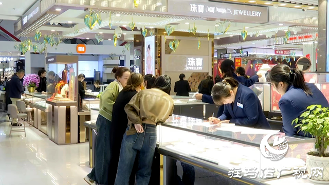 國際金價大幅回調  駐馬店商家加大促銷