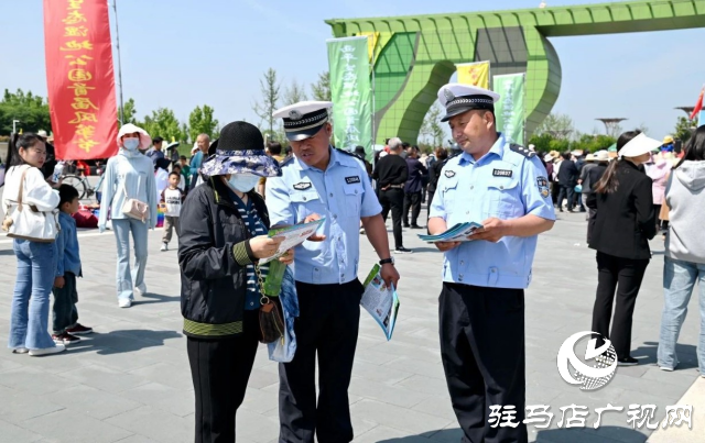 西平交警五一假期開展景區周邊交通安全宣傳