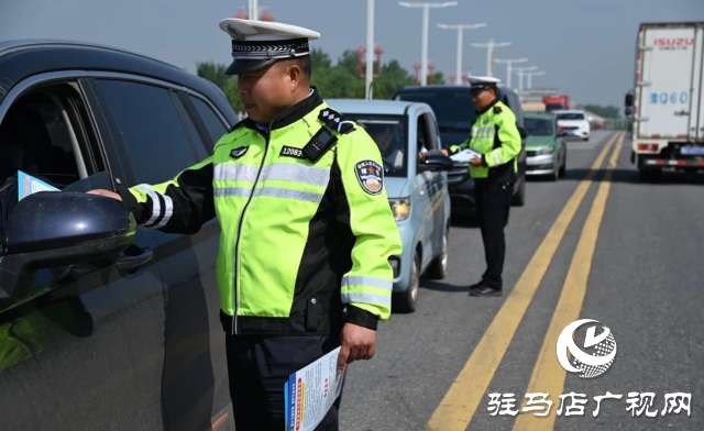 西平交警五一假期開展景區周邊交通安全宣傳