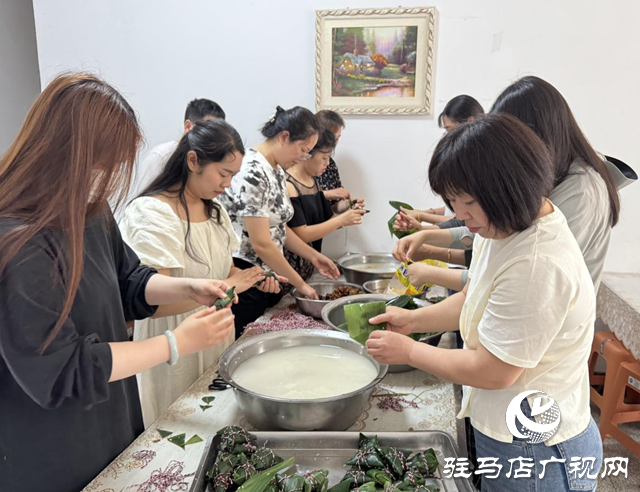 駐馬店經濟開發區金山辦事處開展端午包粽子活動