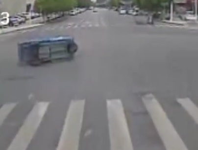 駐馬店：路遇三輪車側翻 公交司機暖心相助