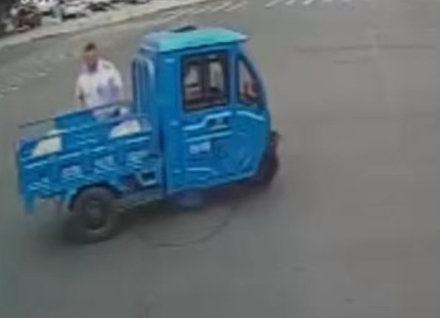 駐馬店：路遇三輪車側翻 公交司機暖心相助