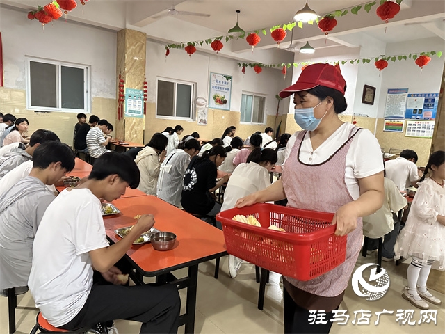 泌陽縣花園小學為官莊鎮考生連續十年免費提供愛心餐