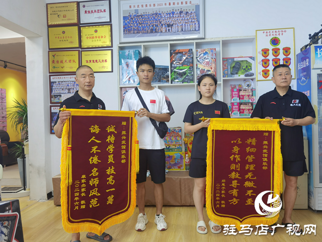 武館育人結碩果 家長感恩送錦旗