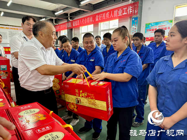 中國殘聯副主席張銀良“七一”看望慰問殘疾職工
