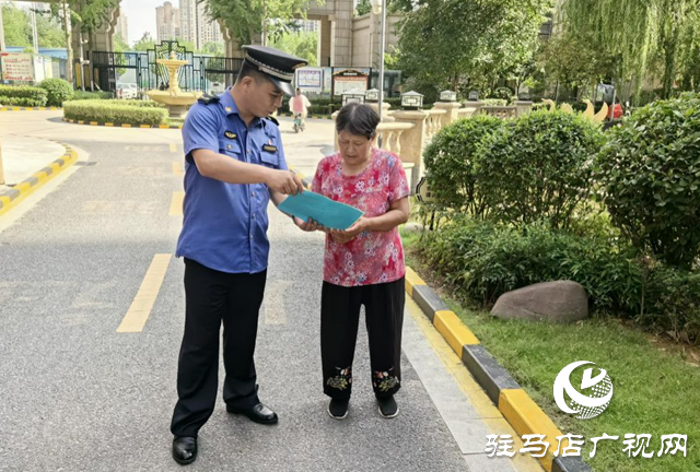 駐馬店市城鄉一體化示范區城管局引導市民規范文明養犬