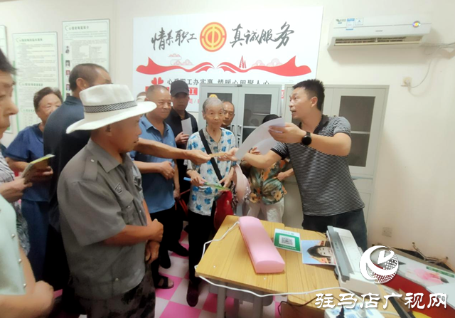 駐馬店經濟開發區翟莊居委會：為老人拍照 定格最美微笑