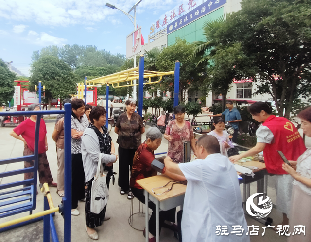 駐馬店經濟開發區翟莊居委會：為老人拍照 定格最美微笑