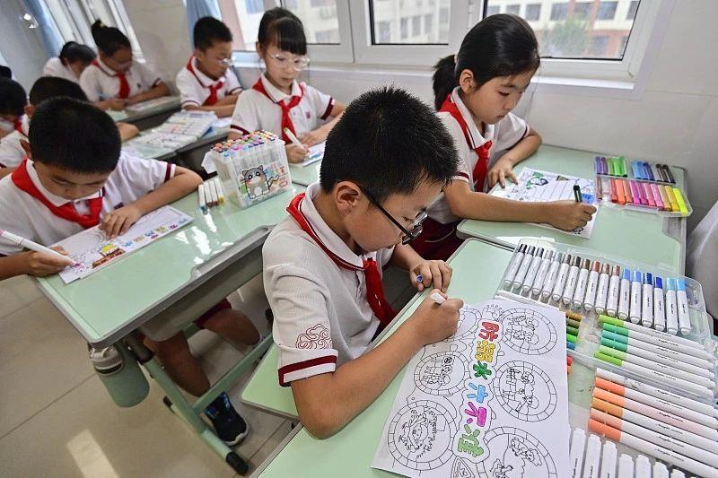 “代做手抄報”成熱門生意，暑假作業為何變成家長才藝秀？