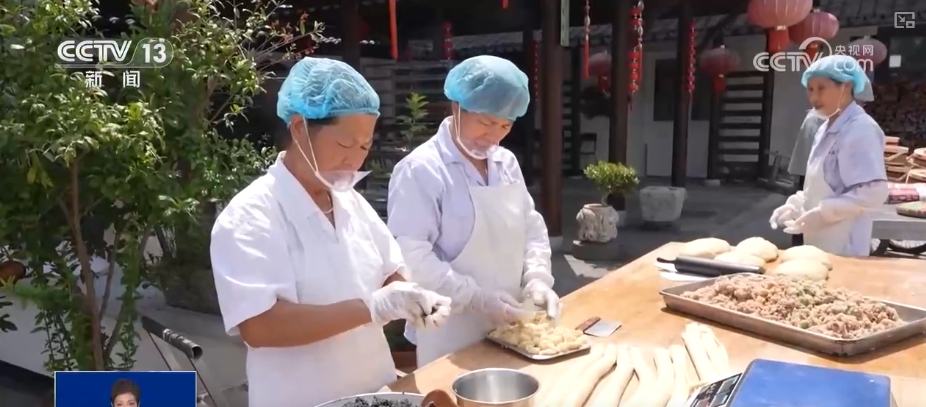 各式月餅忙“登場” 傳統手工月餅承載鄉愁記憶受青睞
