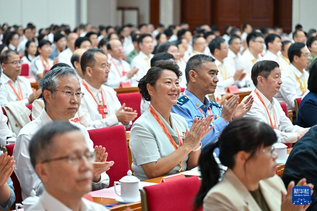 慶祝第40個教師節暨全國教育系統先進集體和先進個人表彰活動在京舉行