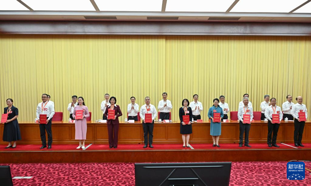 慶祝第40個教師節暨全國教育系統先進集體和先進個人表彰活動在京舉行
