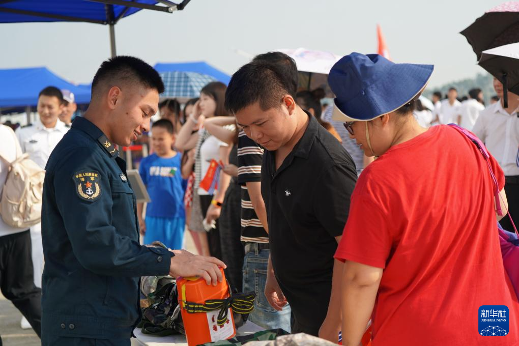人民海軍首次在國慶假期成規模組織艦艇開放活動
