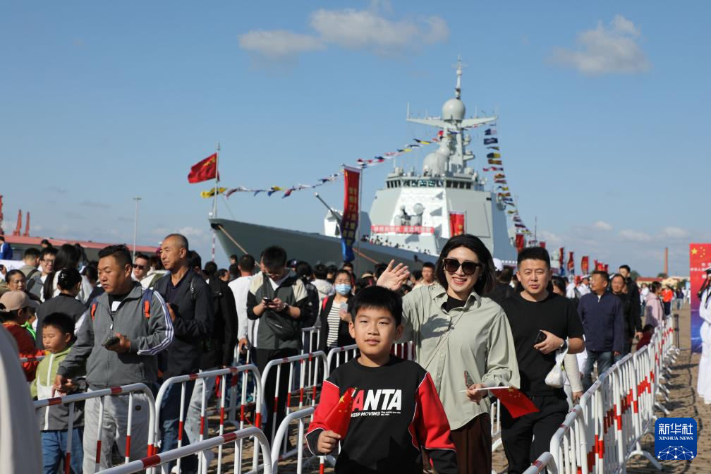 人民海軍首次在國慶假期成規模組織艦艇開放活動