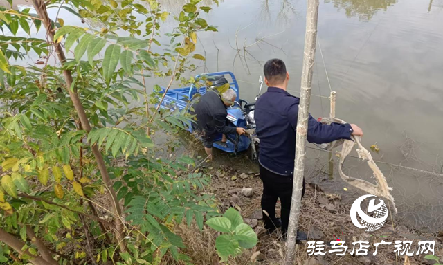 新蔡縣化莊鄉：三輪車意外落水 民警緊急救援