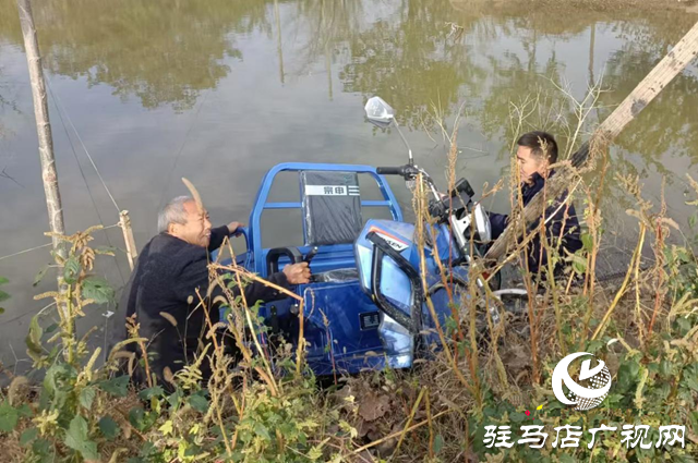 新蔡縣化莊鄉：三輪車意外落水 民警緊急救援