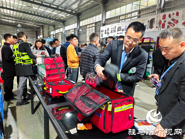 百人組成的國內戶外休閑用品跨境電商考察團到平輿縣參觀