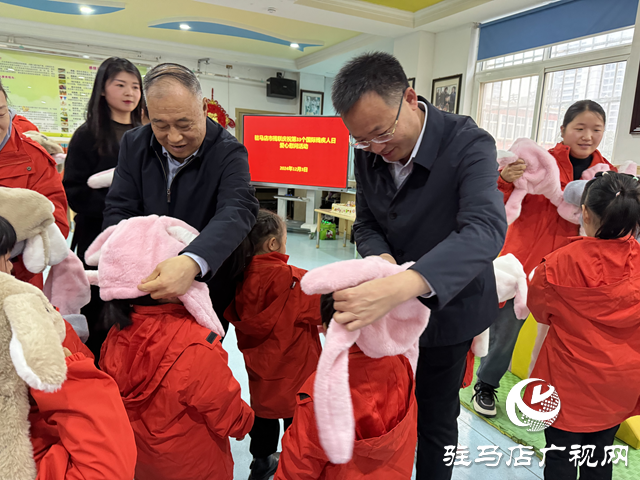 張銀良到駐馬店市殘聯博愛幼兒園看望慰問特殊兒童