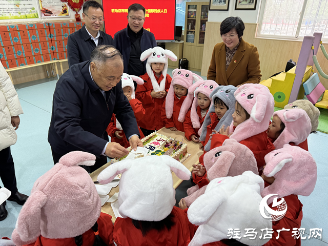 張銀良到駐馬店市殘聯博愛幼兒園看望慰問特殊兒童