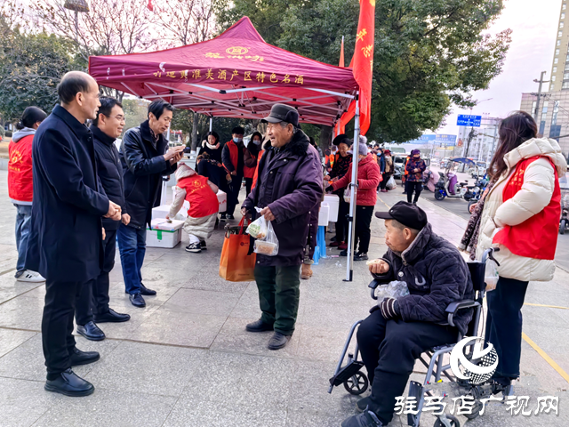 新蔡縣開展“濃情臘八節·‘粥’道送溫暖”免費送粥活動