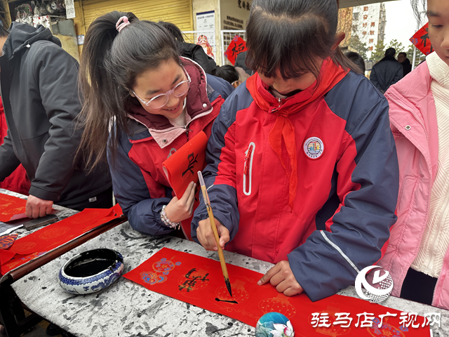 駐馬店市第一小學：師生攜手書春韻 義寫春聯賀新年